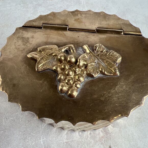Vintage Fluted Brass Hinged Trinket Box Tea Caddy With Grapes - Picture 5 of 11